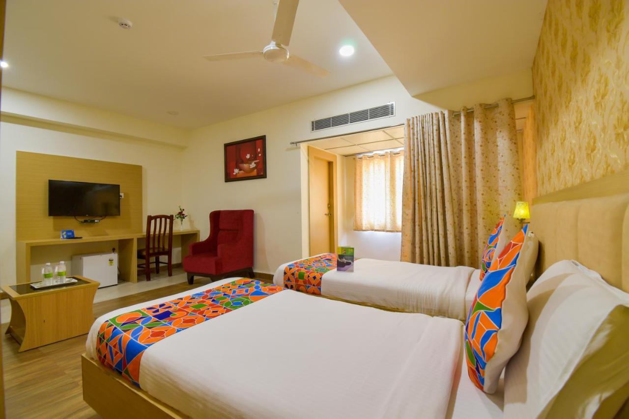 Hotel Raintr33 Hyderabad Esterno foto