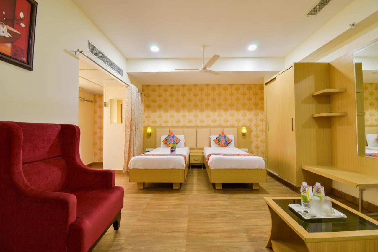 Hotel Raintr33 Hyderabad Esterno foto